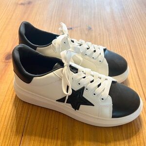 NWOT Star Sneakers, size 41 or 10